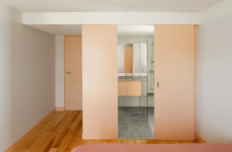 The Porch House konut projesi yatak odası dolabı pembe