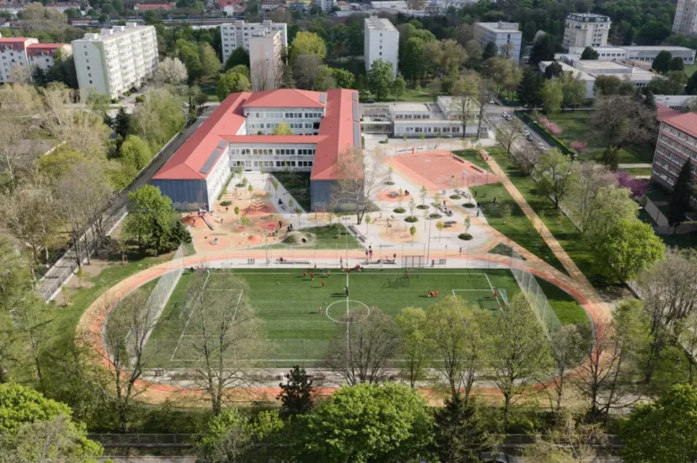 Warsaw Uprising Mound okul peyzaj projesi